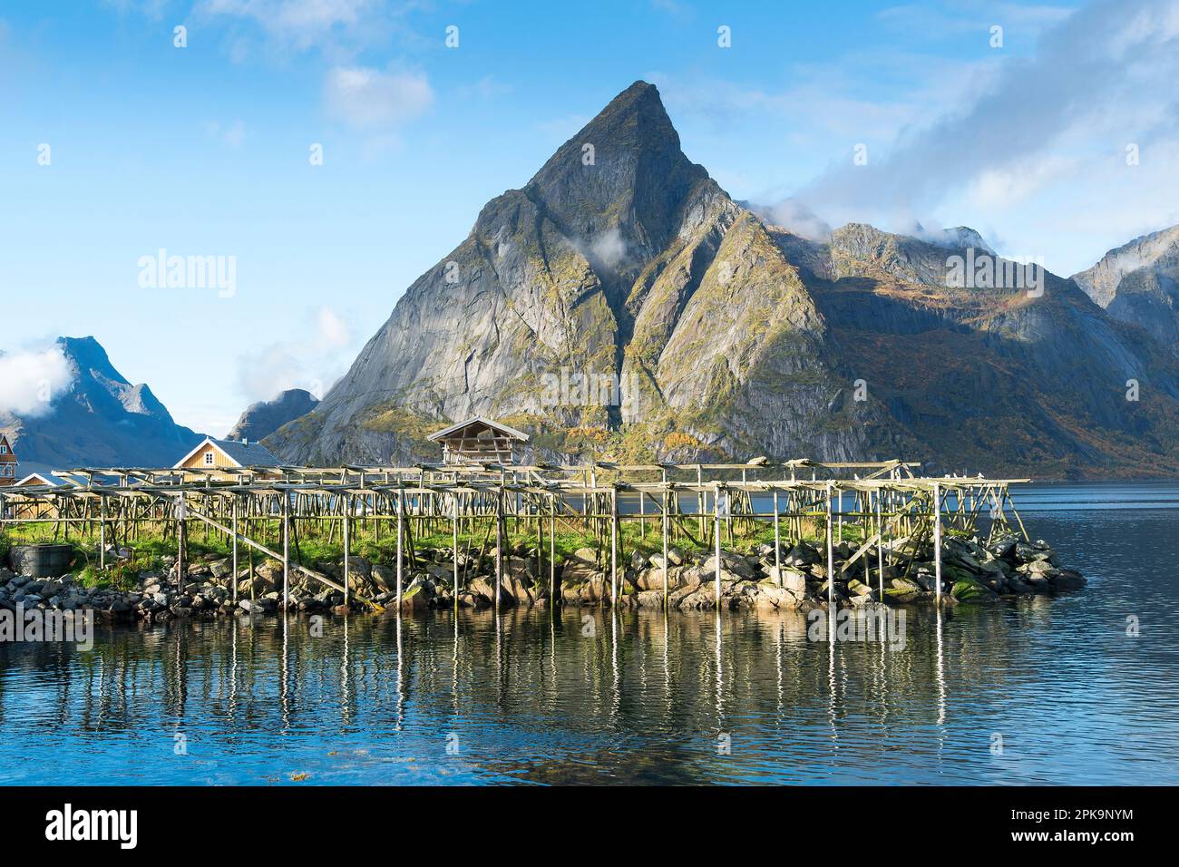 Norwegen, Lofoten, Sakrisoy Island, Gestelle zum Trocknen von Fischbeständen Stockfoto