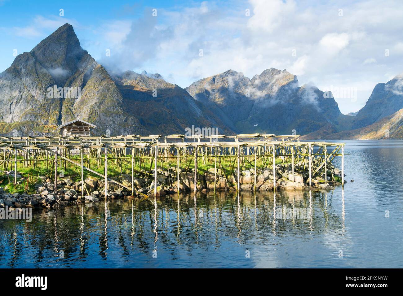 Norwegen, Lofoten, Sakrisoy Island, Gestelle zum Trocknen von Fischbeständen Stockfoto