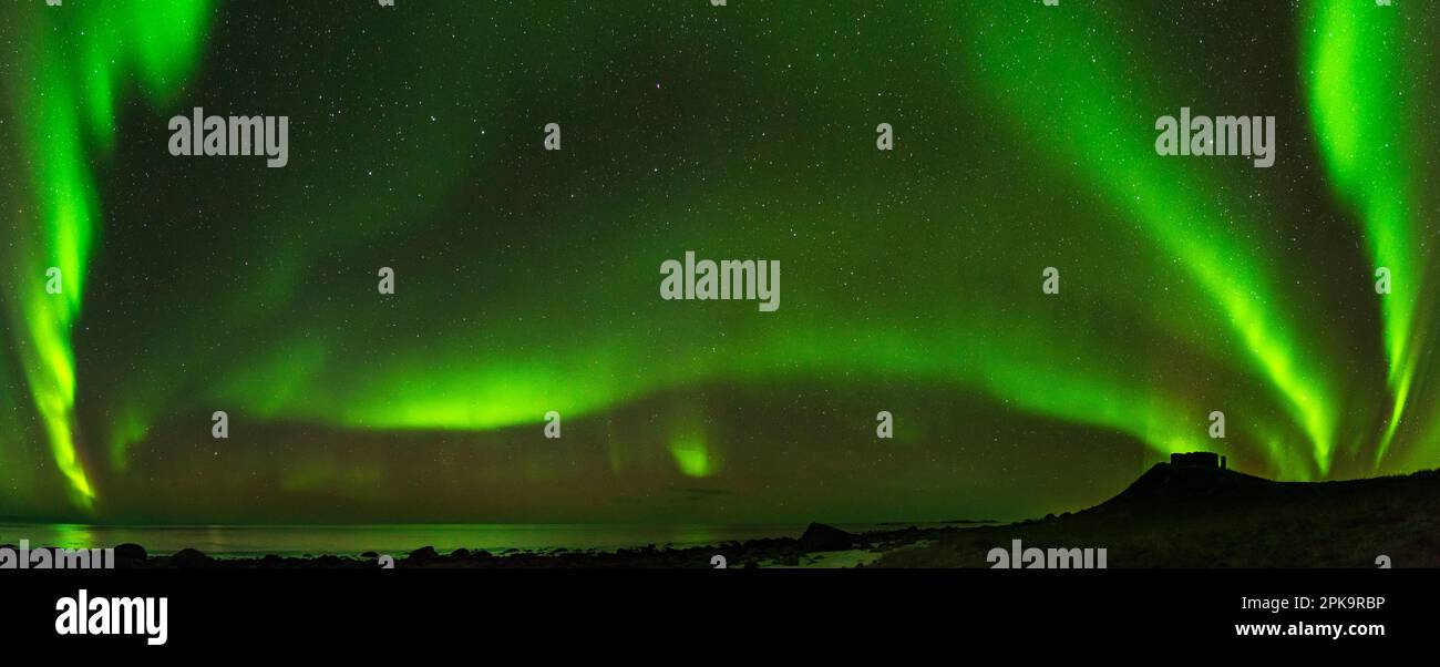 Panorama, Norwegen, Lofoten, Vestvagoya, Eggum, aurora über dem Atlantik und ehemalige Radarstation Borga Stockfoto