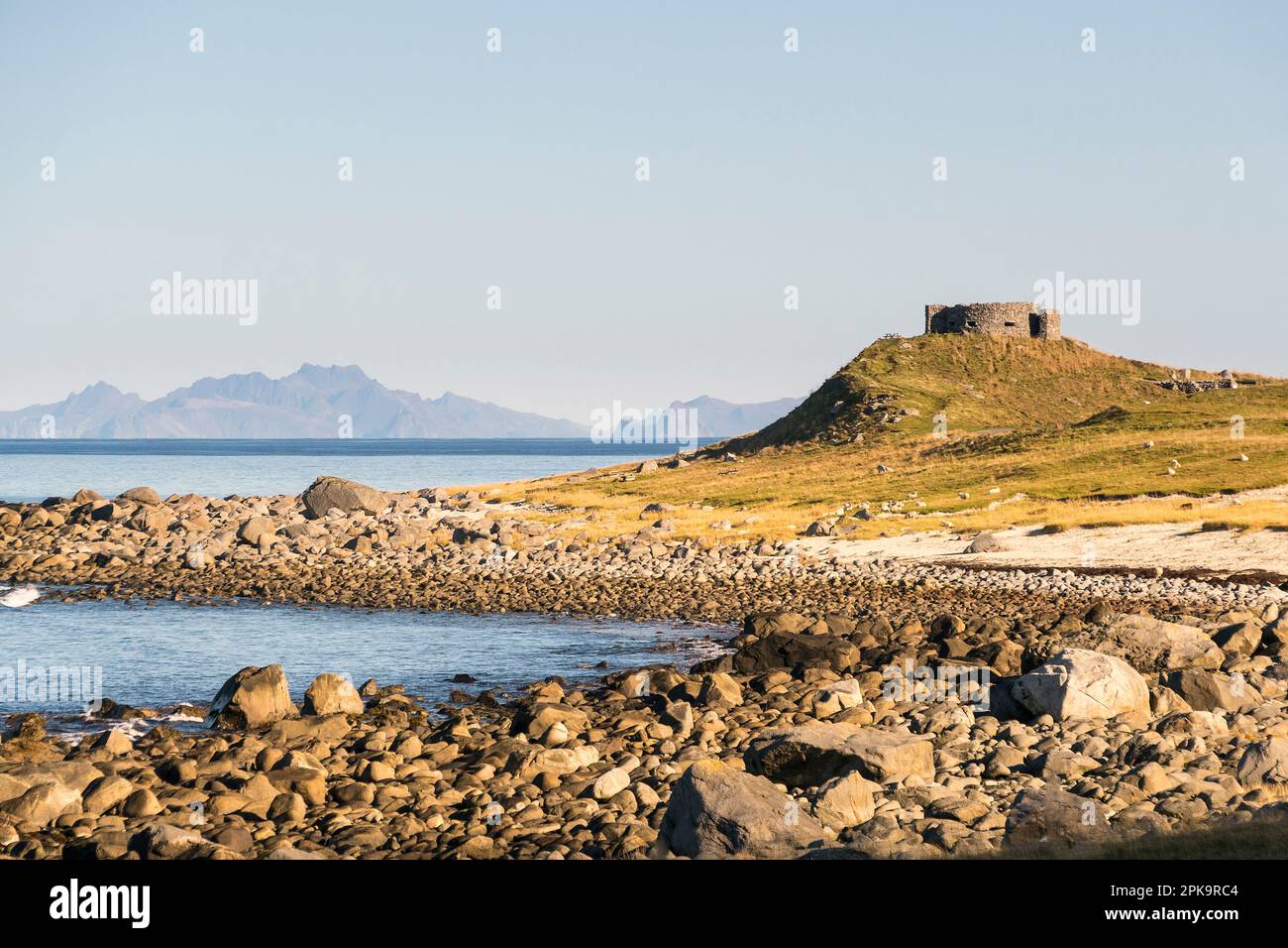 Norwegen, Lofoten, Vestvagoya, Eggum, Küste, Fjordlandschaft, ehemalige Radarstation Borga Stockfoto