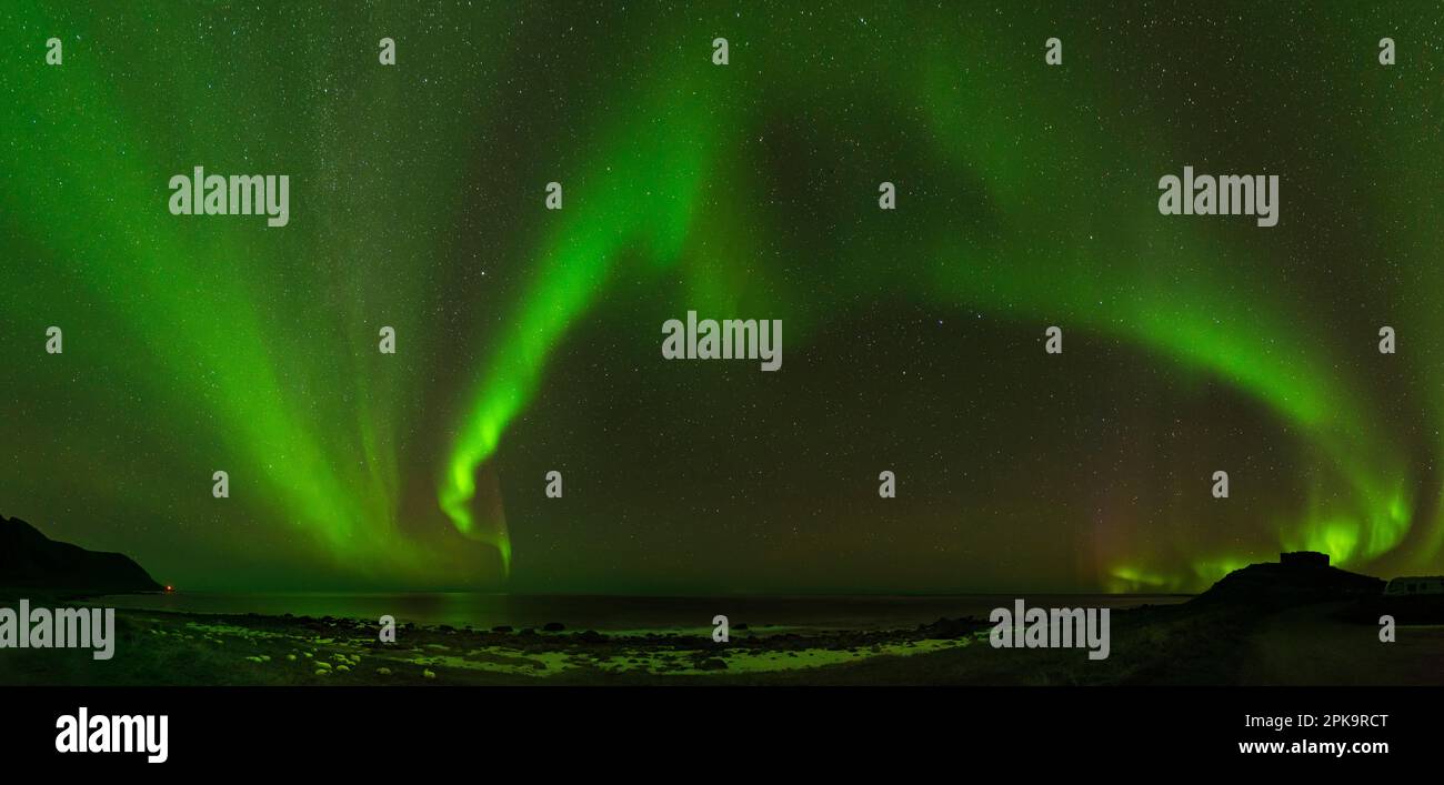 Panorama, Norwegen, Lofoten, Vestvagoya, Eggum, Große aurora über dem Atlantik und ehemalige Radarstation Borga Stockfoto