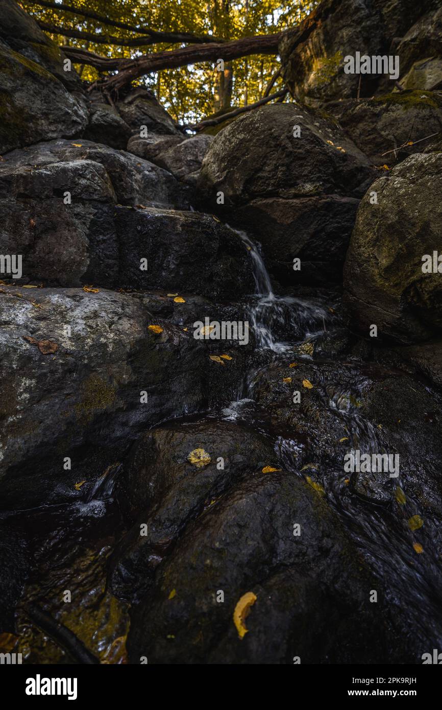Erstaunlicher, tief in den Bergen verborgener Wasserfall, Tschechische Republik. Ruhiger und friedlicher Ort mit Wasser im Kaskadenfluss. Ein wahrhaft mystischer Ort. Stockfoto