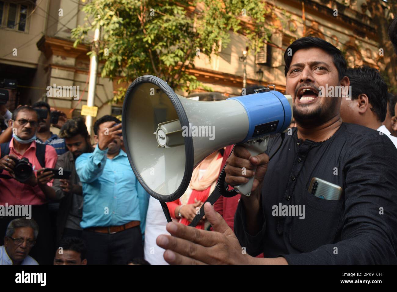 Kalkutta, Indien. 05. April 2023. Indiens größte Oppositionspartei, der indische Nationalkongress (Inc), protestierte vor dem Raj Bhavan gegen die Unruhen, die kürzlich in verschiedenen Teilen Westbengals um die RAM Navami-Prozession in Kalkutta, Indien, am 5. April 2023 ausgebrochen sind. (Foto von Sayantan Chakraborty/Pacific Press/Sipa USA) Guthaben: SIPA USA/Alamy Live News Stockfoto