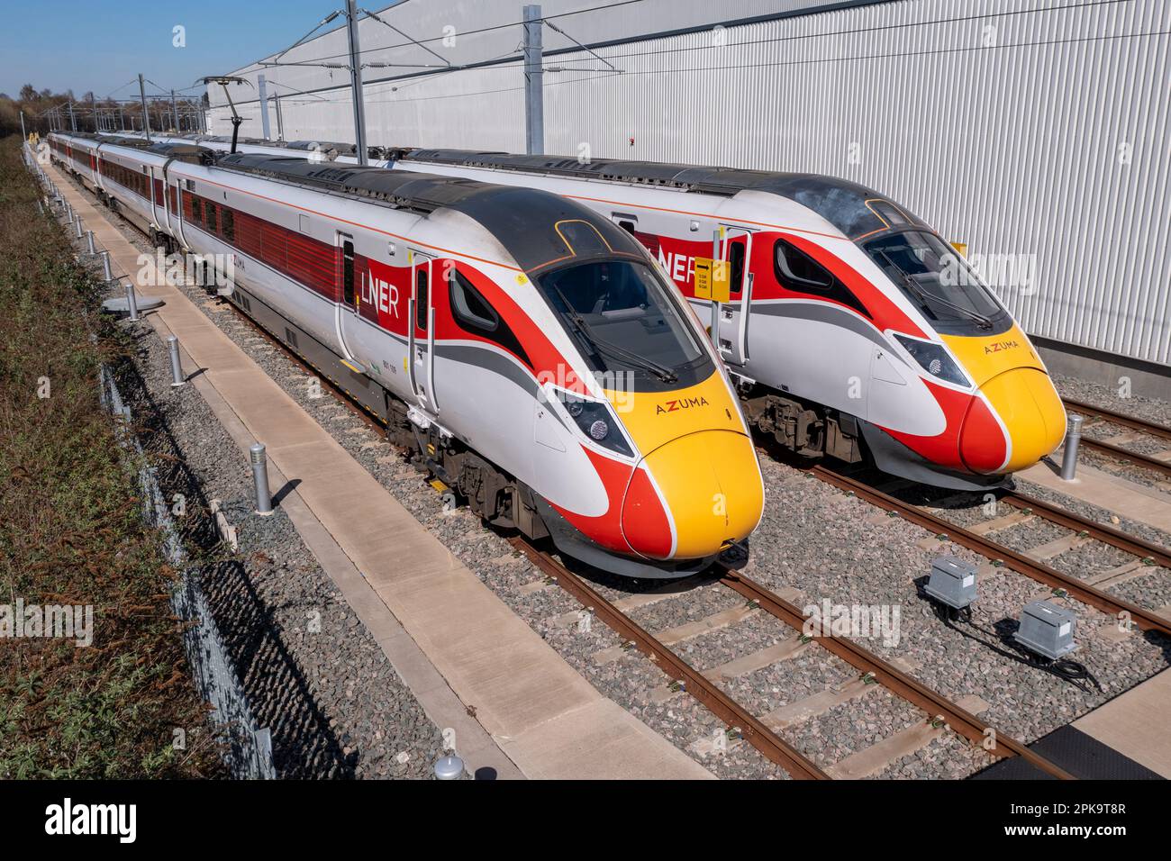 DONCASTER, GROSSBRITANNIEN - APRIL 4 2023. Luftaufnahme der neuen Hitachi Azuma AT300 Intercity-Personenzüge in LNER-Aufmachung im Wartungsdepot in Doncaster Stockfoto