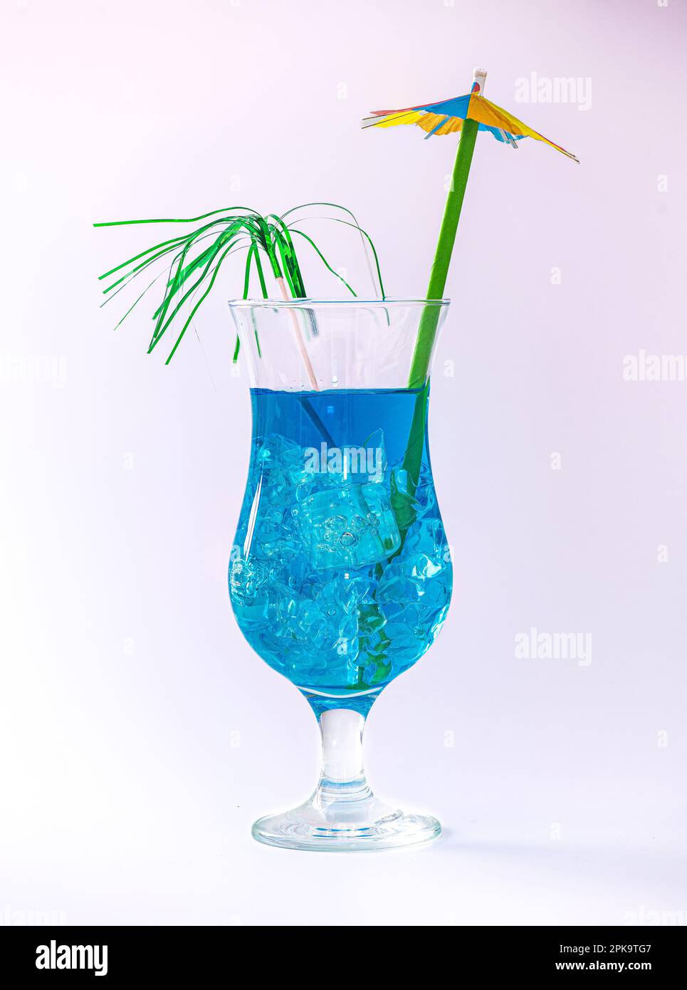 Blaues Cocktailgetränk isoliert auf weißem Hintergrund Stockfoto