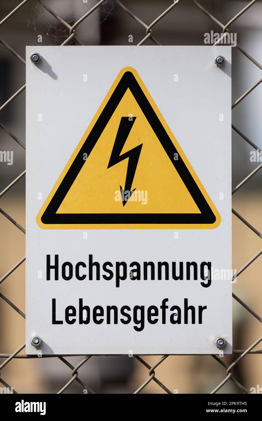 30.04.2018, Deutschland, Saarland, Voelklingen - Schild HOCHSPANNUNG-LEBENSGEFAHR, Trafostation am Kraftwerk Voelklingen-Fenne der STEAG GmbH. Stockfoto