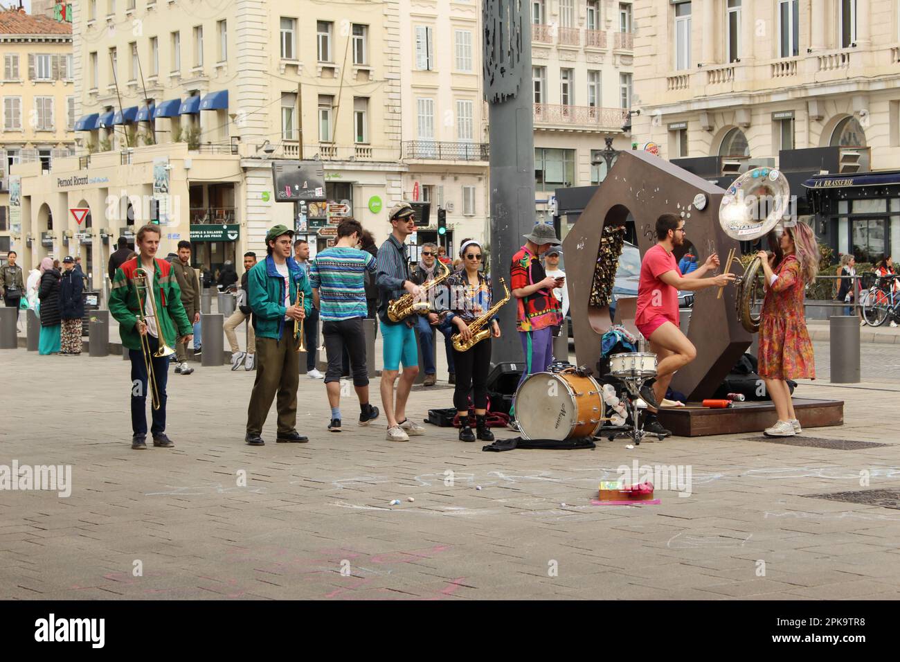 Gruppe junger Straßenmusiker, die an einem bedeckten Tag im Frühjahr im Alten Hafen von Marseille mit dem Bus fahren Stockfoto