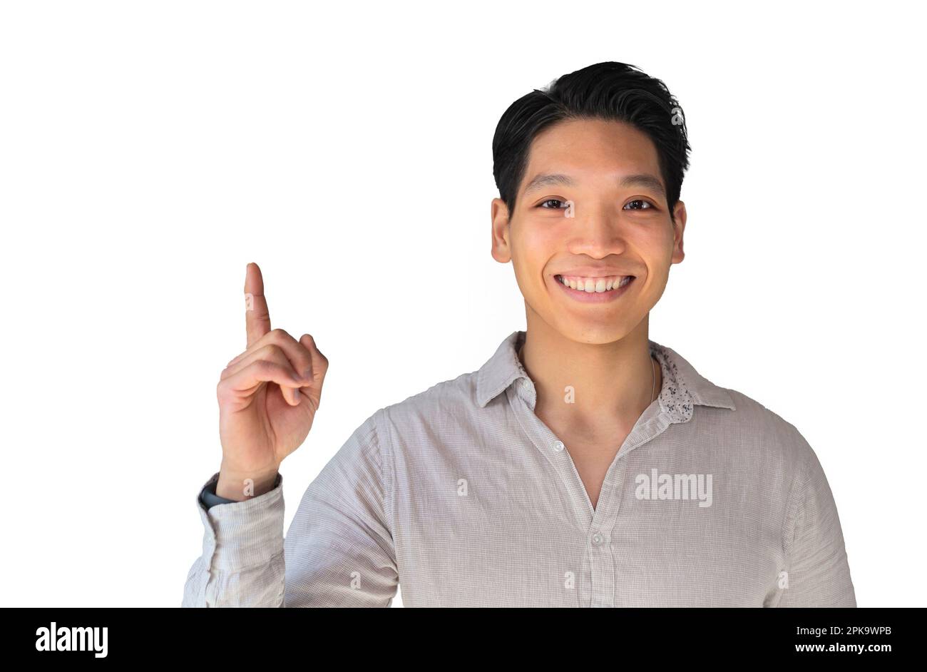 Attraktiver junger, gesunder asiatischer Mann, der mit dem Finger lächelt, isoliert auf weißem Bannerhintergrund mit Kopierbereich Stockfoto