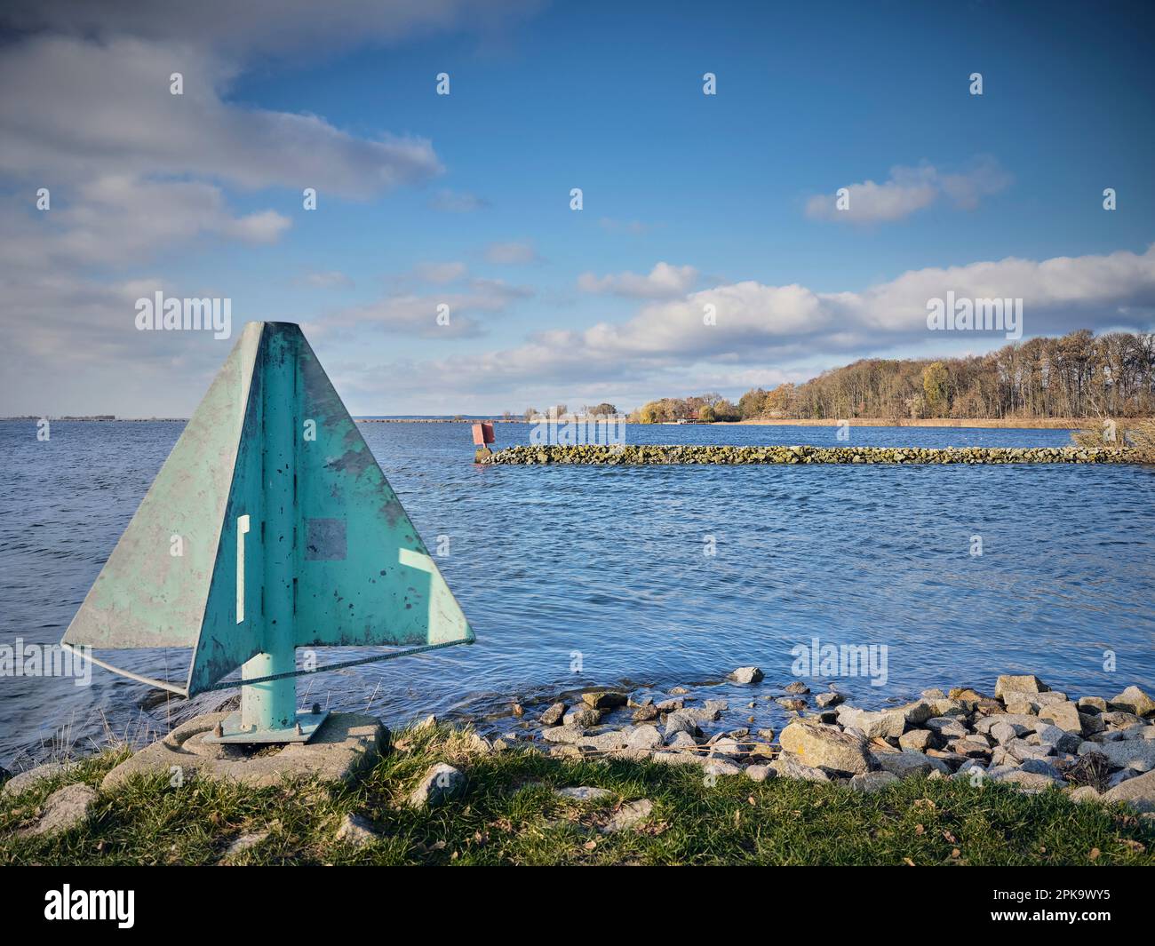 Usedom im Herbst, Hafen von Karnin mit Navigationsschild Stockfoto