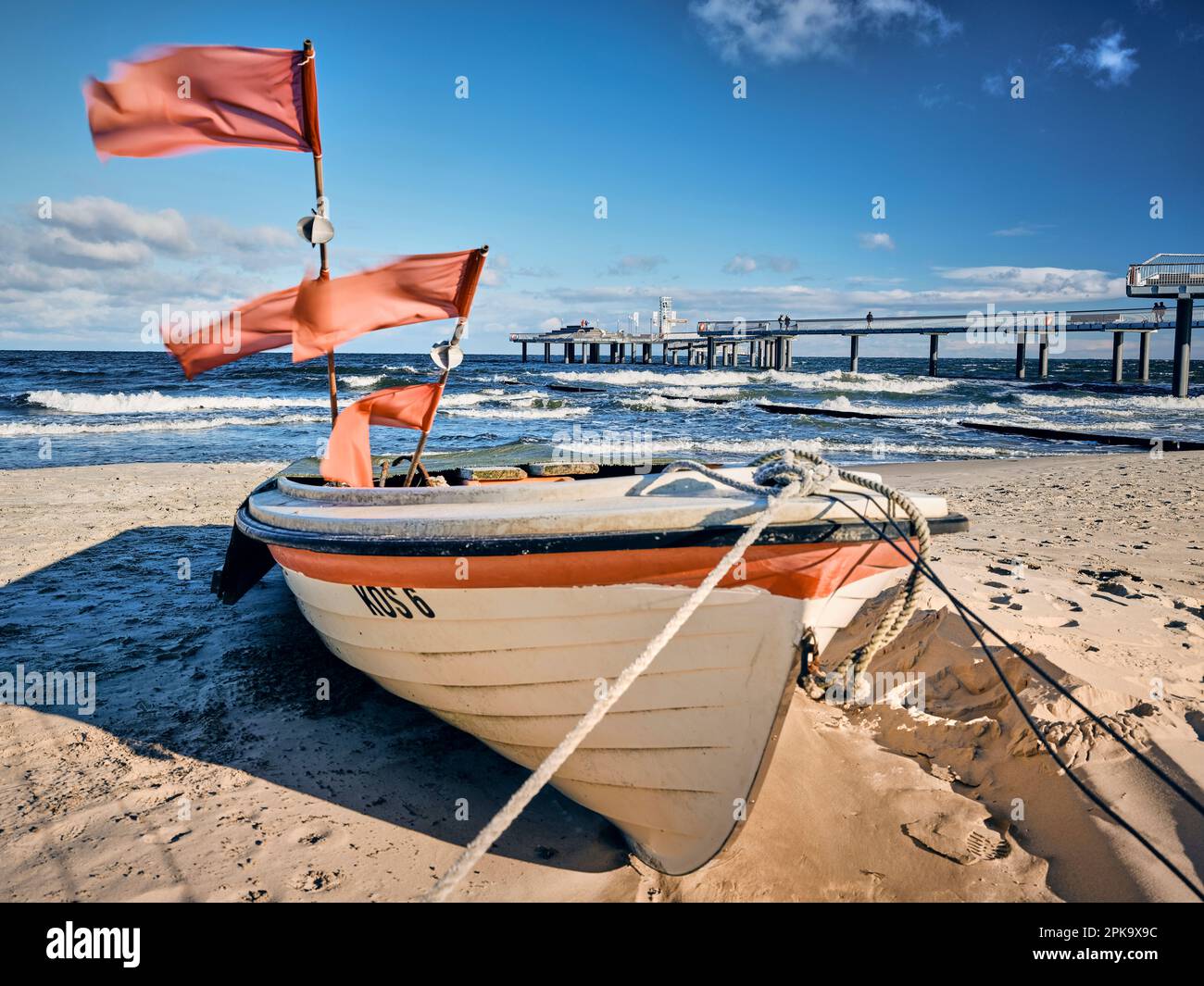 Nützlichkeit im Winter, neuer Pier Koserow, Fischerboot im Vordergrund Stockfoto