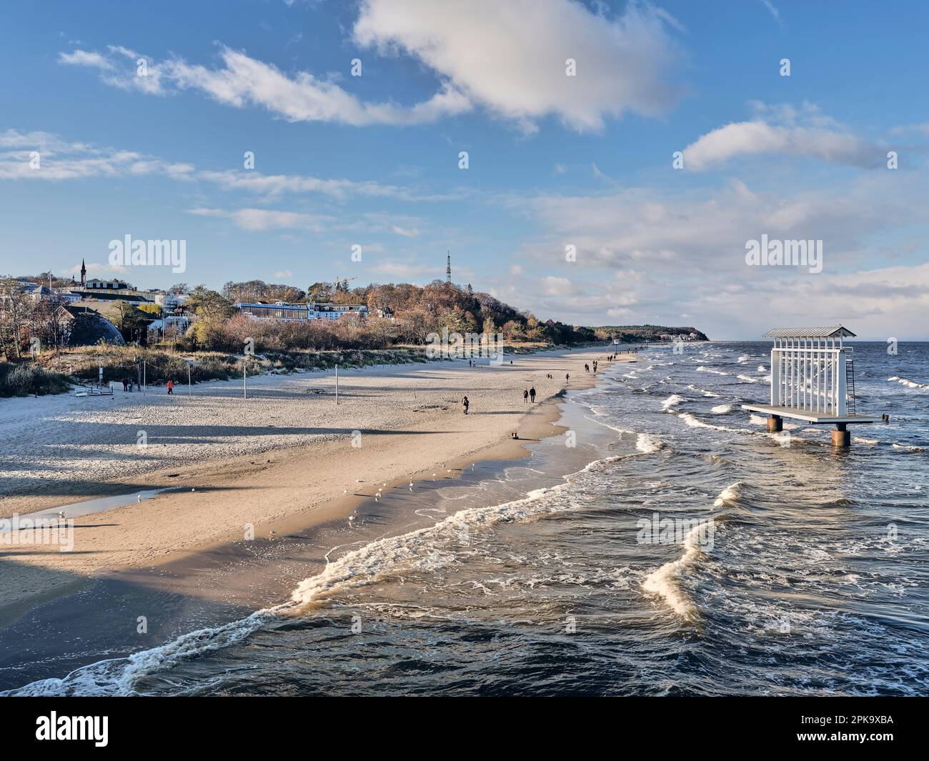 Usedom im Winter, Pier Heringsdorf, Strandblick mit Freiluftkino Stockfoto