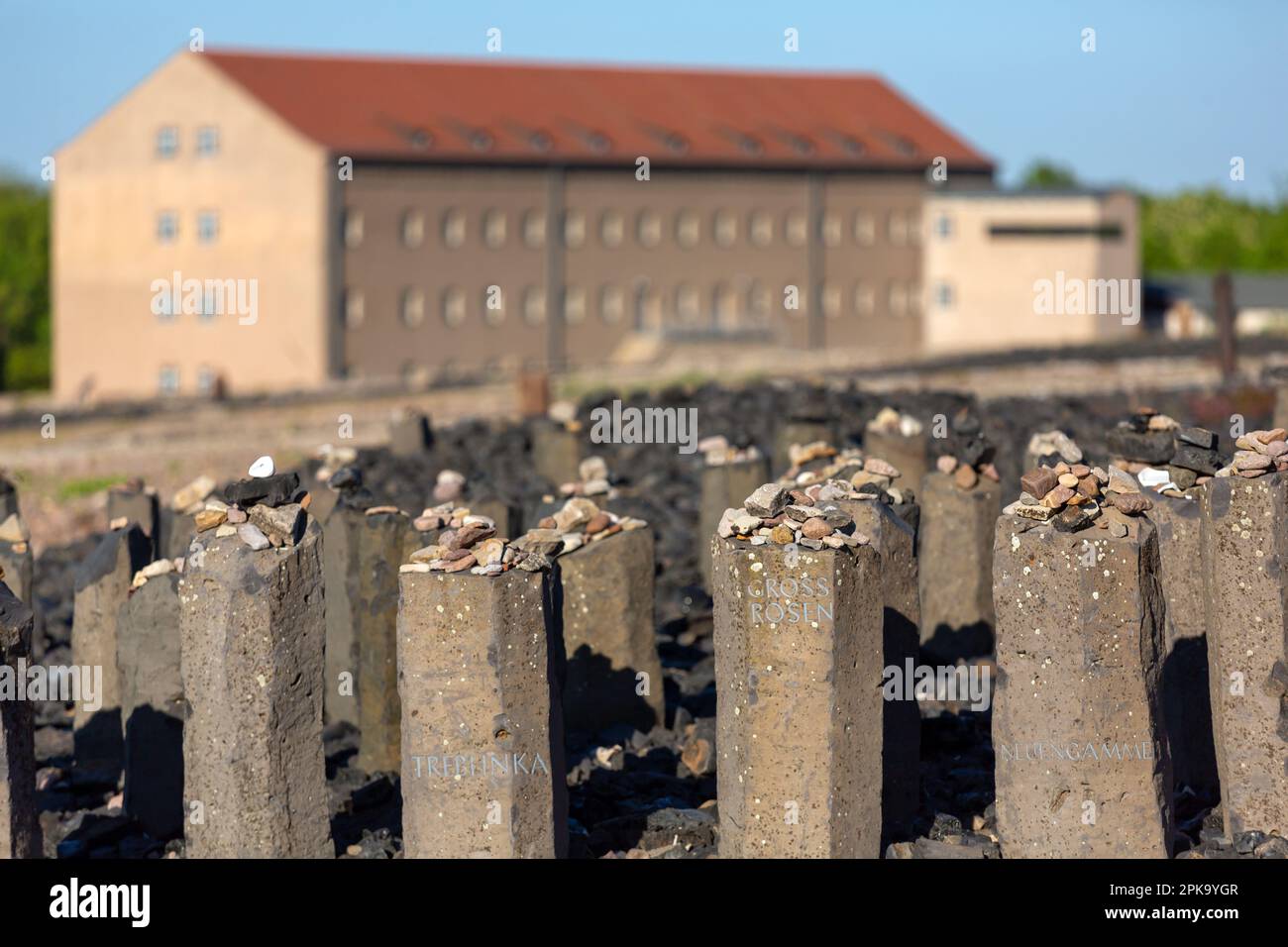 06.05.2018, Deutschland, Thüringen, Weimar - Buchenwald-Gedenkstätte (KZ-Gedenkstaette), Denkmal für die ermordeten Sinti und Roma, 18 Basaltstangen symbolisieren o Stockfoto