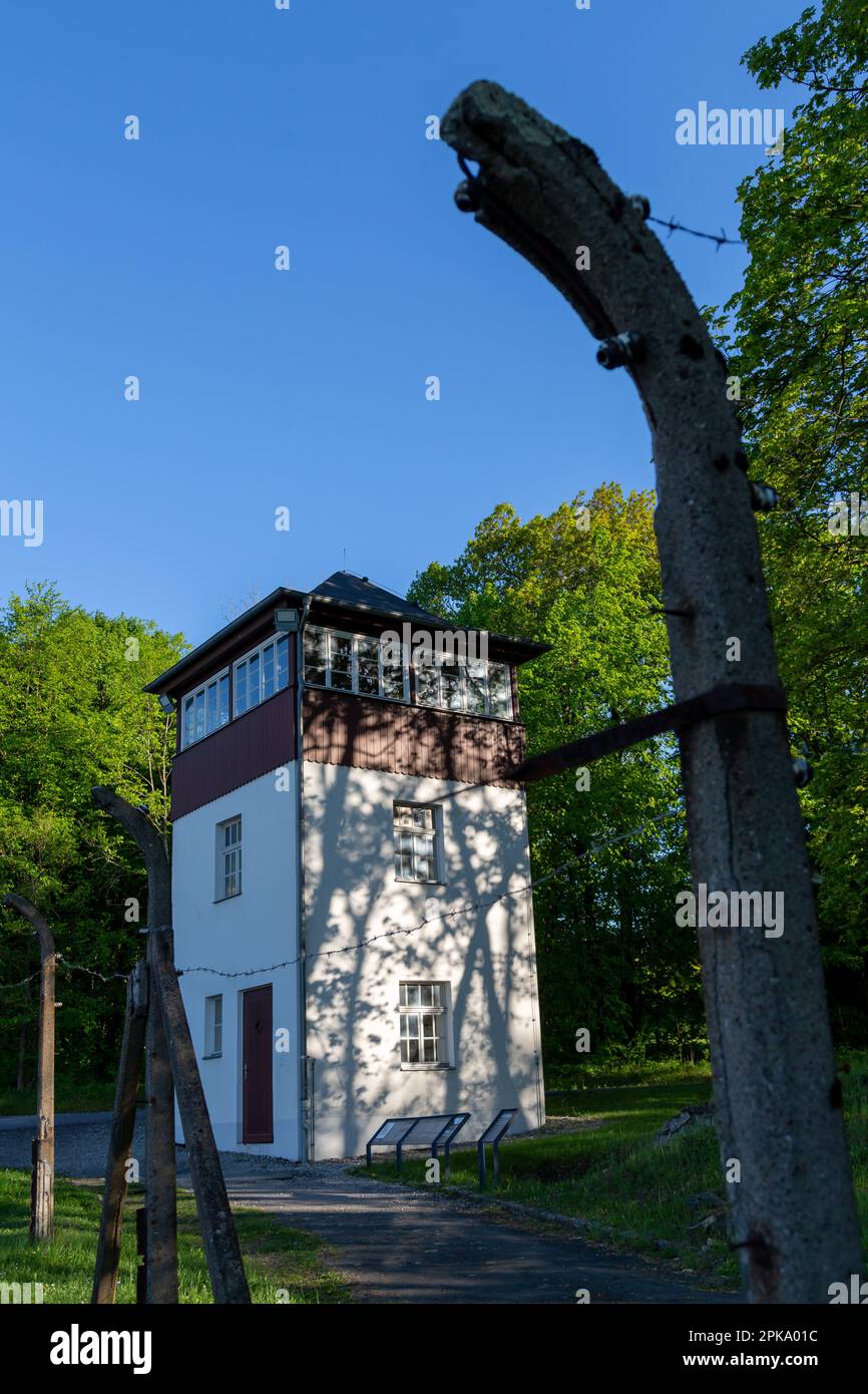 06.05.2018, Deutschland, Thüringen, Weimar - Buchenwald Memorial (KZ-Gedenkstaette), Wachturm an der ehemaligen SS Post Road entlang des Zauns, Blick von Stockfoto