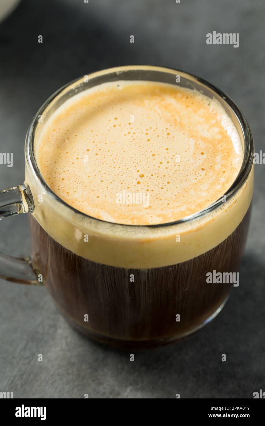 Warme vietnamesische Eierkaffee zum Frühstück Stockfoto