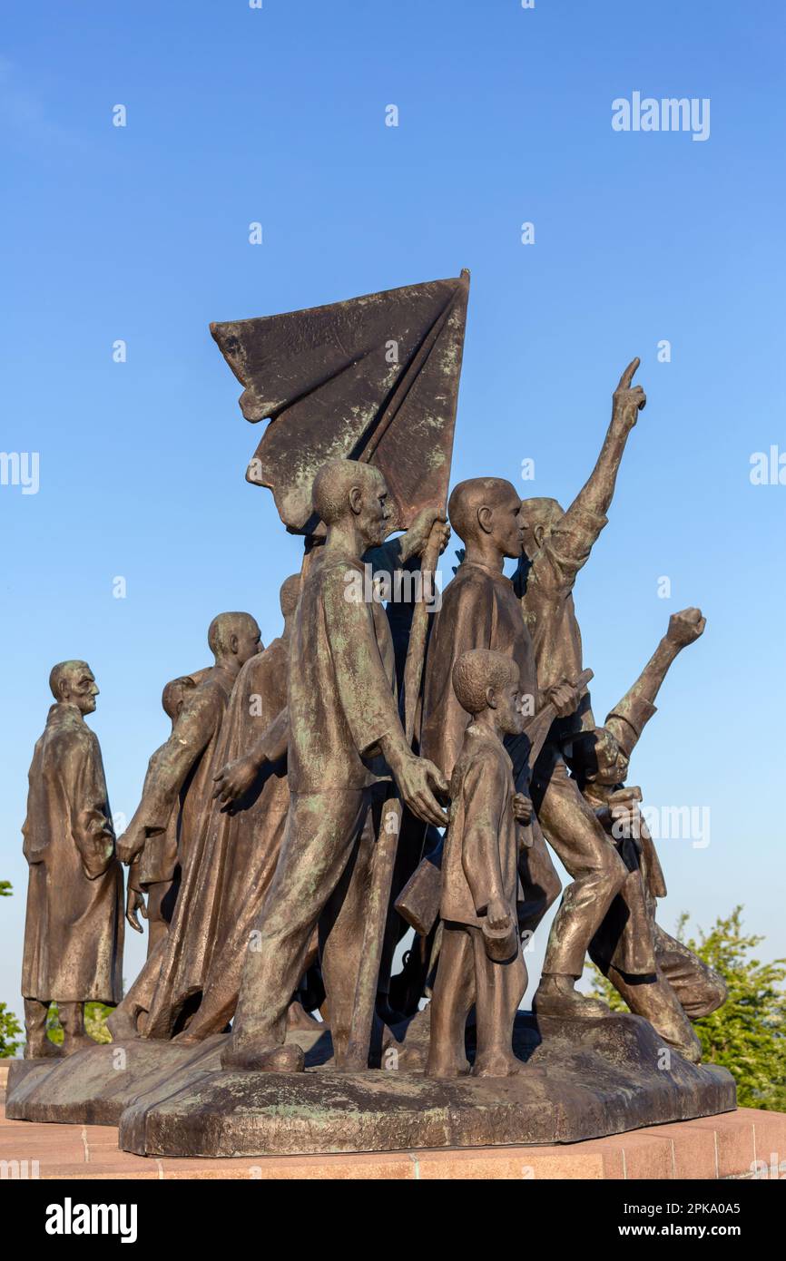 06.05.2018, Deutschland, Thüringen, Weimar - Buchenwald-Gedenkstätte von 1958, Buchenwald-Gedenkstätte (Konzentrationslager-Gedenkstätte), Skulpturen symbolisieren Libera Stockfoto