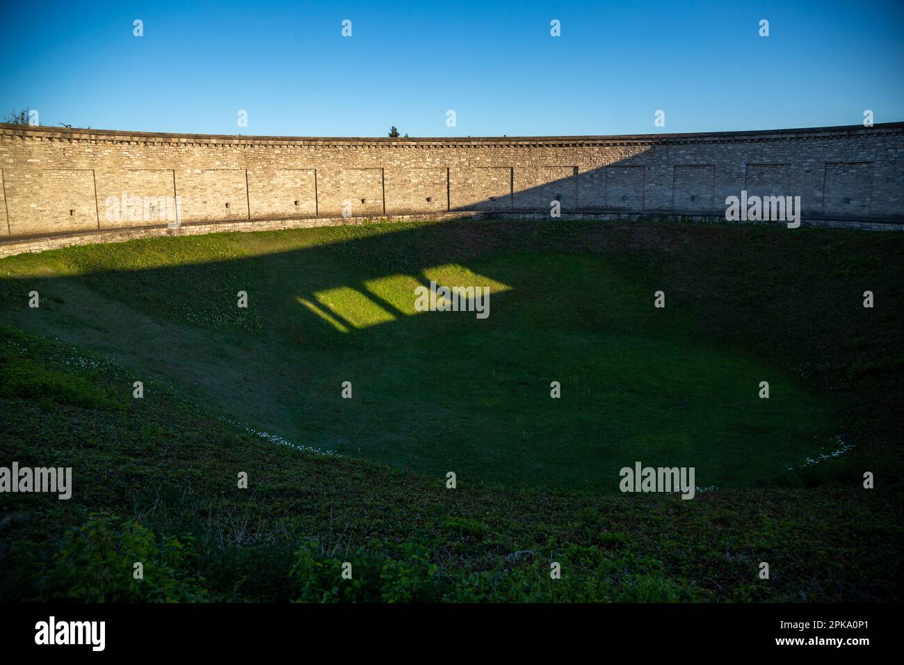 06.05.2018, Deutschland, Thüringen, Weimar - Buchenwald-Gedenkstätte von 1958, Buchenwald-Gedenkstätte (Konzentrationslager-Gedenkstätte), Blick auf ein Massengrab. Das B Stockfoto