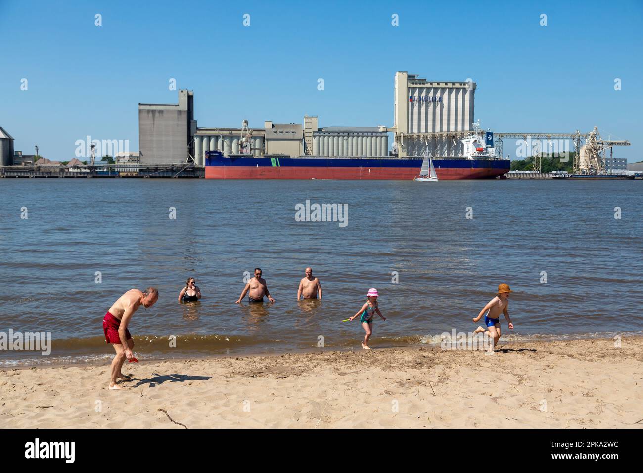 27.05.2018, Deutschland, Niedersachsen, Harriersand - J. MUELLER Aktiengesellschaft, Spedition mit eigenem Hafen an der NiederWeser, Panoram Stockfoto