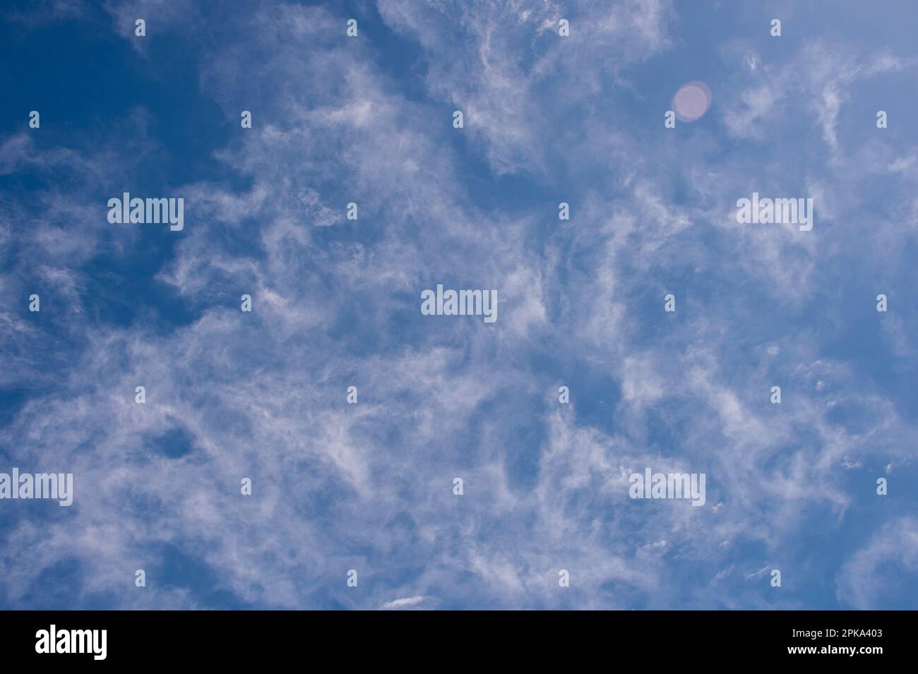 Whispy Wolken mit blauem Himmel Stockfoto