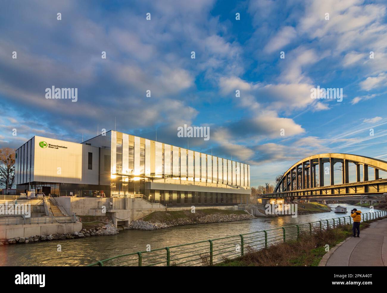 Wien, Donaukanal, Wasserbaulabor der Universität für Bodenkultur (BOKU, Universität für Naturressourcen und Biowissenschaften), Eisenbahnbrücke 20. Brigittenau, Österreich Stockfoto