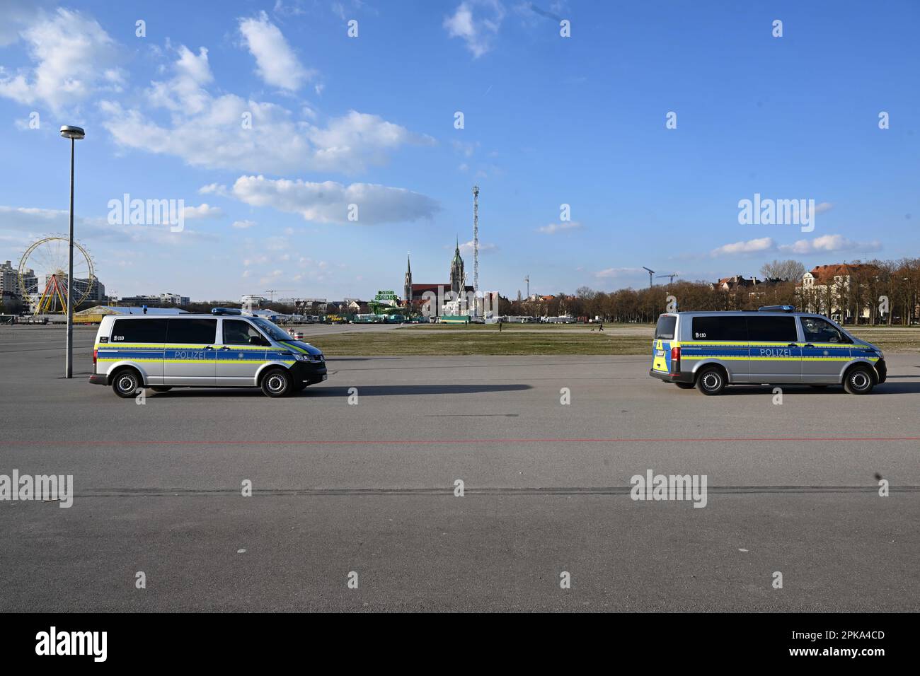 München, Deutschland. 06. April 2023. Polizeiautos fahren über die Theresienwiese während der Demonstration gegen das Tanzverbot an stillen Tagen. Kredit: Felix Hörhager/dpa/Alamy Live News Stockfoto