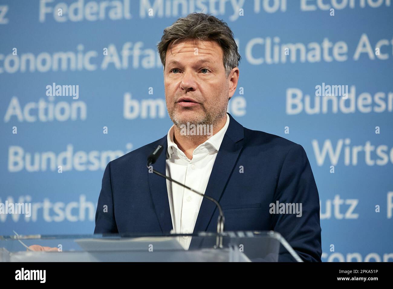 21.02.2023, Deutschland, Berlin, Berlin - Bundeswirtschaftsminister Robert Habeck auf der Pressekonferenz zur Stärkung der Energiewendungstechnologie Stockfoto