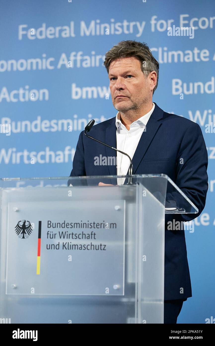 21.02.2023, Deutschland, Berlin, Berlin - Bundeswirtschaftsminister Robert Habeck auf der Pressekonferenz zur Stärkung der Energiewendungstechnologie Stockfoto