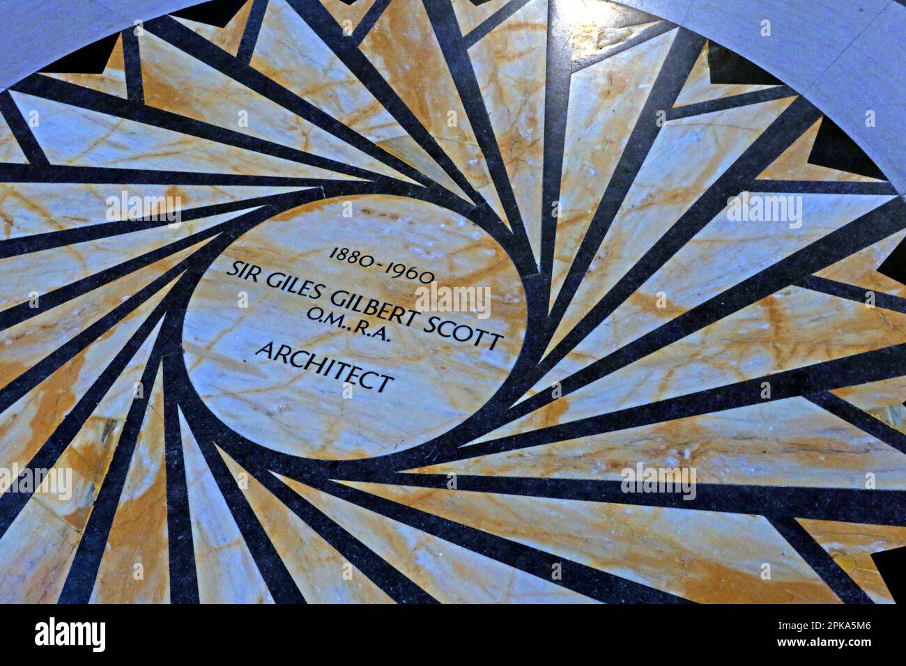 Sir Giles Gilbert Scott OM RA FRIBA, 1880-1960, britischer Architekt, kreisförmiges Mosaik auf dem Boden der Liverpool Anglican Cathedral, Merseyside, Großbritannien, L1 7AZ Stockfoto