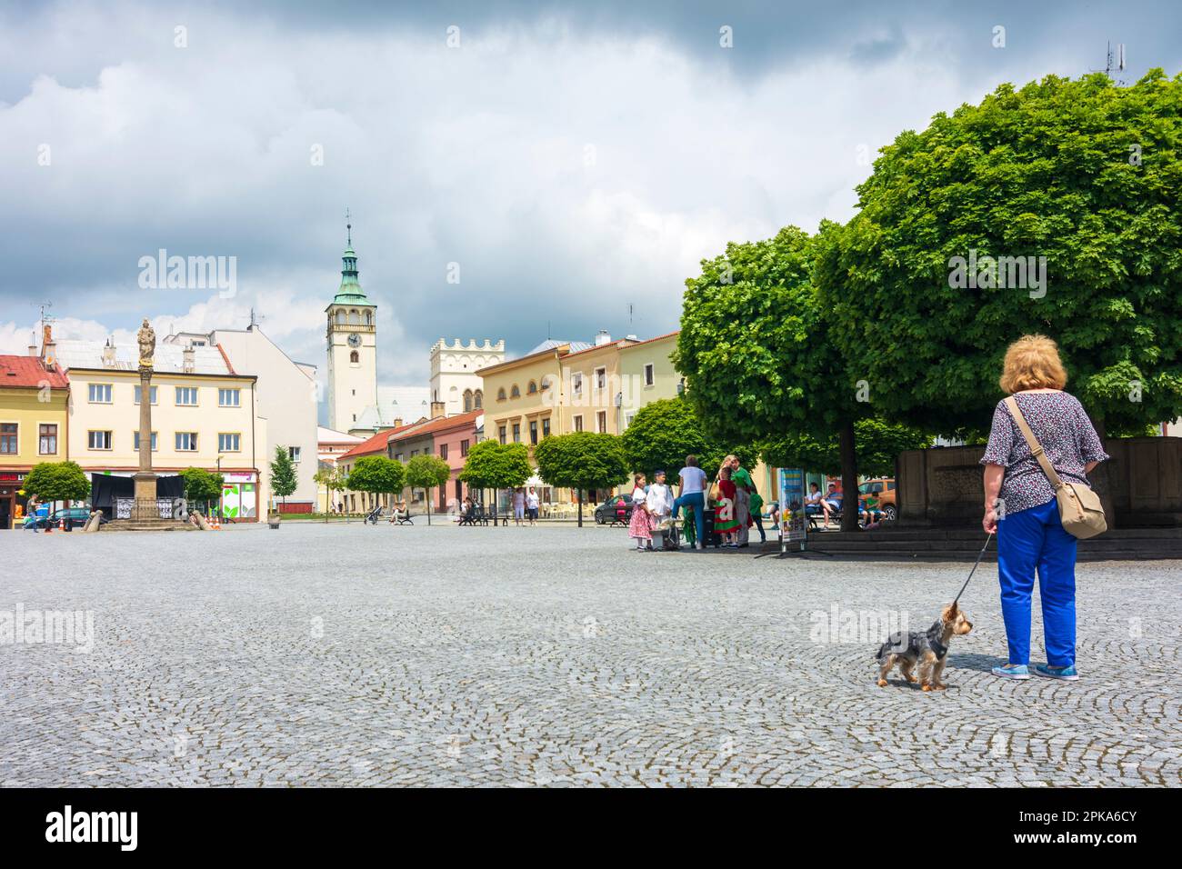 Lipnik nad Becvou (Leipnik), Stadtplatz, Kirche des Heiligen Jakob des Großen und Glockenturm in Olomoucky, Olmützer Region, Tschechien Stockfoto