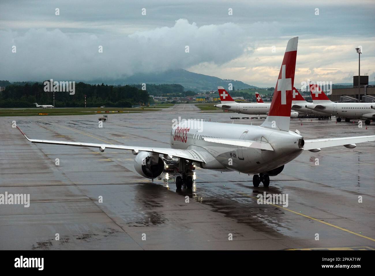 24.05.2022, Schweiz, Kanton Zürich, Zürich - Schweizer Flugzeuge auf dem Vorfeld des Flughafens. 00S220524D155CAROEX.JPG [MODELLVERSION: NEIN, EIGENSCHAFT RELEA Stockfoto