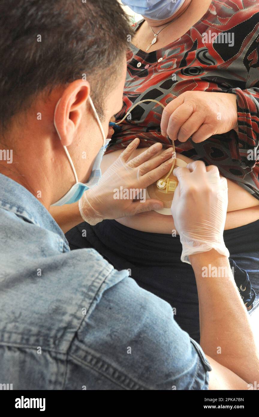 Selbstständige Landkrankenschwester im Haus eines Patienten mit Magenkrebs. Stockfoto