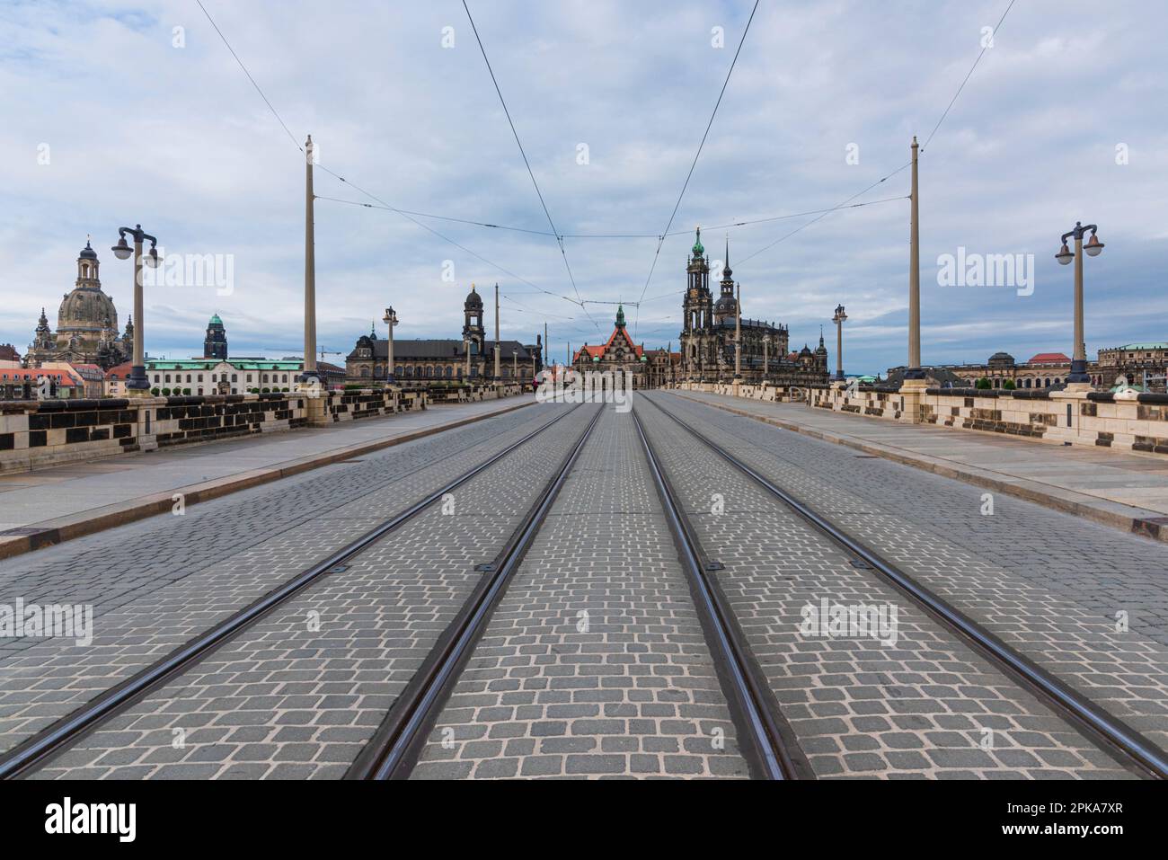 Dresden: Eindrücke. Katholische Hofkirche oder Kathedrale SS. Trinitatis mit dem Patrocinium der heiligsten Dreifaltigkeit (Sanctissimae Trinitatis). Fluchtpunkt-Fotografie, Straßenbahngleise auf der Augustus-Brücke. Stockfoto