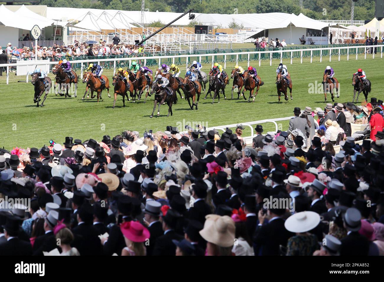 15.06.2022, Großbritannien, Windsor, Ascot - Leute beim Pferderennen während der Royal Ascot Rennwoche. 00S220615D136CAROEX.JPG [MODELLVERSION: JA, PR Stockfoto