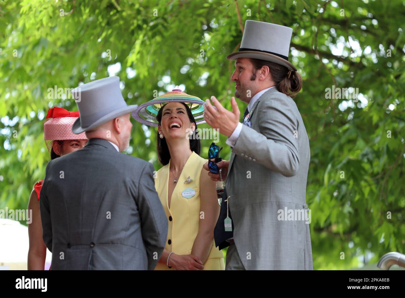 16.06.2022, Großbritannien, Windsor, Ascot - elegant gekleidete Leute reden. 00S220616D359CAROEX.JPG [MODELLVERSION: NEIN, EIGENTUMSFREIGABE: NEIN (C) AUTO Stockfoto