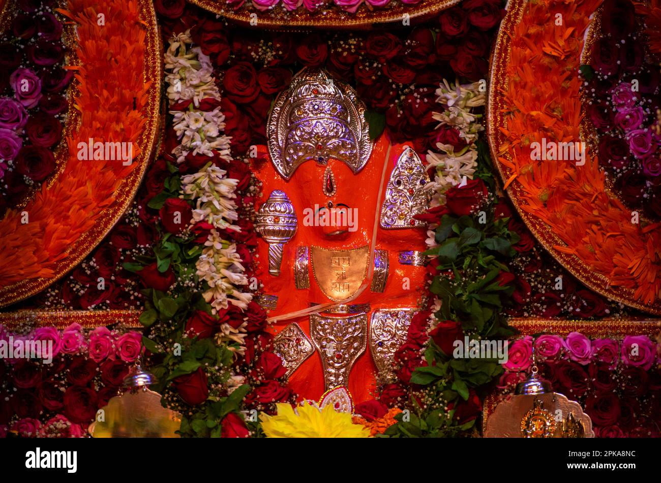 Guwahati, Indien. 6. April 2023. Ein Hanuman-Tempel, der am 6. April 2023 während der Hanuman Jayanti-Feier in Guwahati, Assam, Indien, mit frischen Blumen dekoriert wurde. Kredit: David Talukdar/Alamy Live News Stockfoto