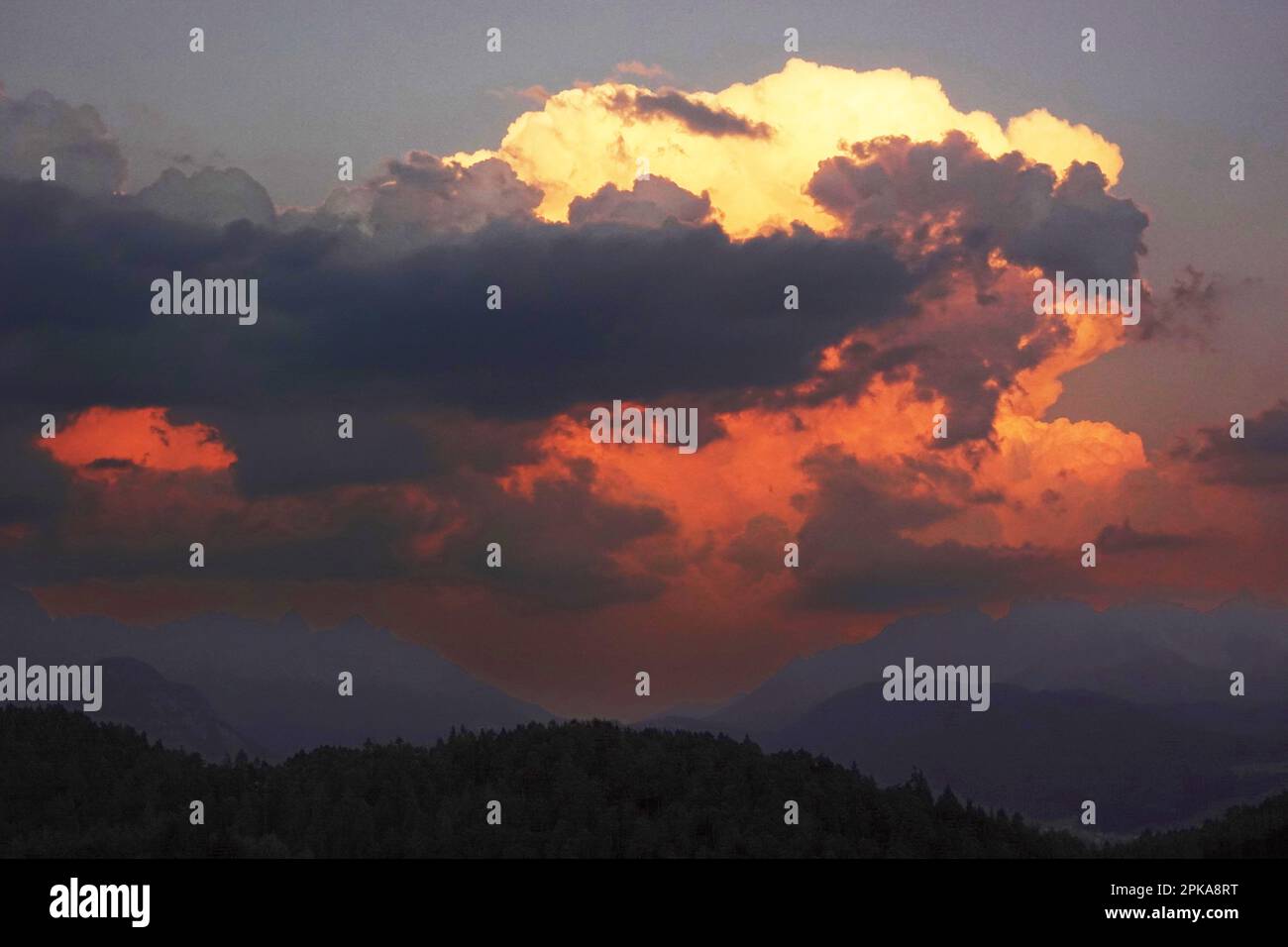 16.07.2022, Italien, Südtirol, Wolfsgruben - Regen- und Sturmwolken am Himmel über den Alpen. 00S220716D110CAROEX.JPG [MODELLVERSION: NICHT ZUTREFFEND, Stockfoto