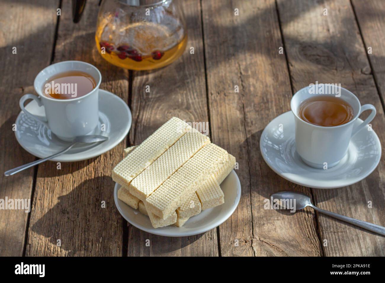 Teeparty mit süßen russischen Waffeln auf Holzhintergrund. Traditionelle Süßigkeiten und Dessert. Rustikal Stockfoto