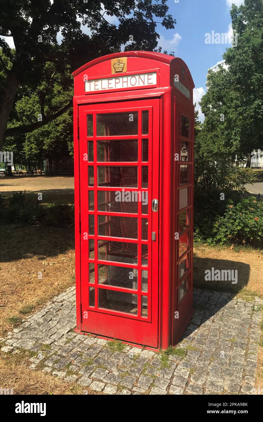 16.08.2022, Deutschland, Berlin - Rote Telefonzelle des Vereinigten Königreichs Großbritannien. 00S220816D200CAROEX.JPG [MODELLVERSION: NICHT ZUTREFFEND, PROP Stockfoto