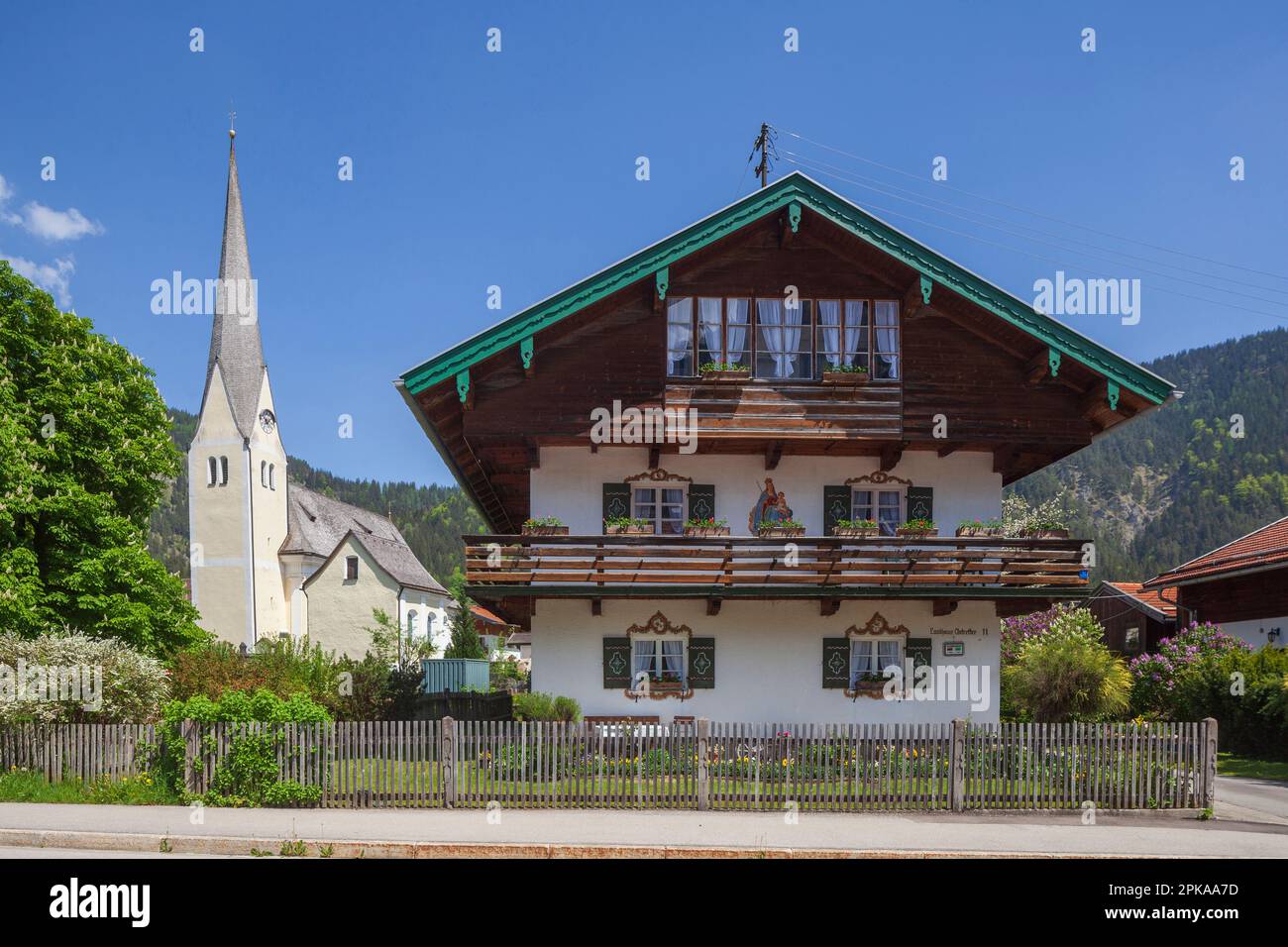 Pfarrkirche St. Margareth mit Wohnhaus, Bayrischzell, Oberbayern, Bayern, Deutschland, Europa Stockfoto