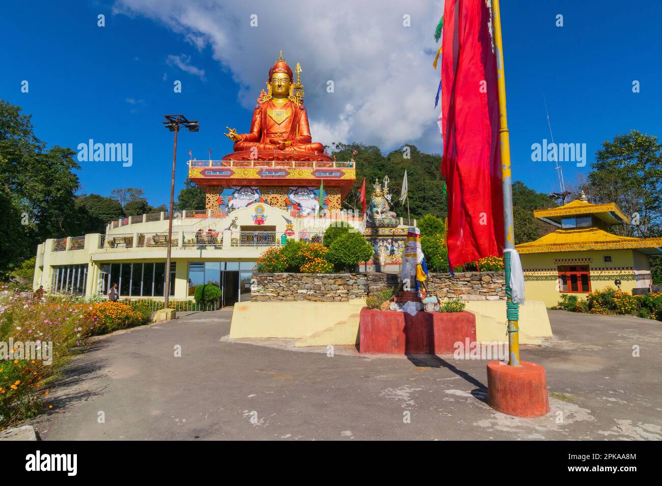 Weitwinkelblick auf die Heilige Statue von Guru Padmasambhava oder geboren aus einem Lotus, Guru Rinpoche, blauer Himmel und weiße Wolken, Samdruptse, Sikkim, Indien. Stockfoto