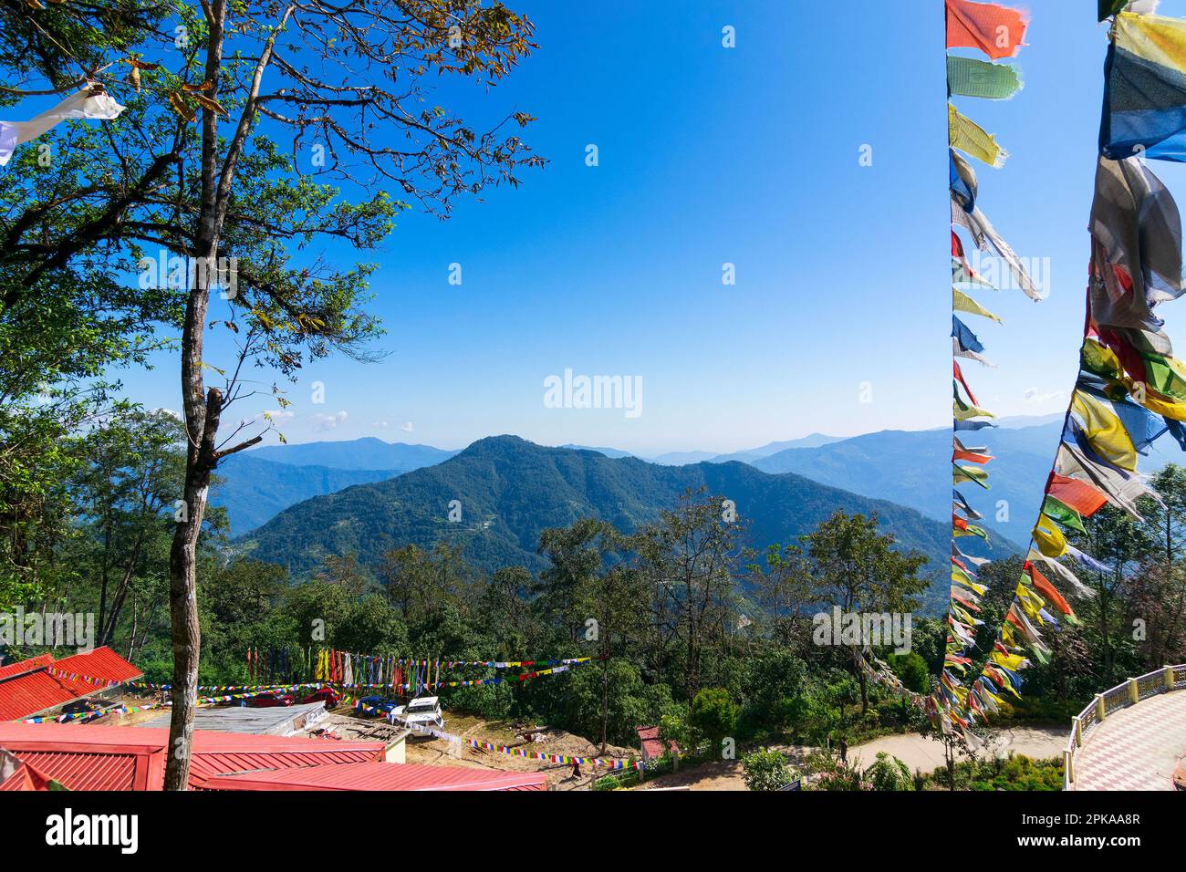 Wunderschöne Vorderansicht des Samdruptse-Klosters mit Himalaya-Bergen im Hintergrund. Samdruptse ist eine buddhistische Gedenkstatue in Sikkim, Indien. Stockfoto