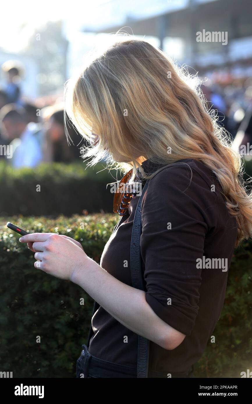 30.10.2022, Deutschland, Brandenburg, Hoppegarten – Teenager schaut auf ihr Smartphone. 00S221030D706CAROEX.JPG [MODELLVERSION: NEIN, EIGENSCHAFTSFREIGABE: NEIN (C) Stockfoto