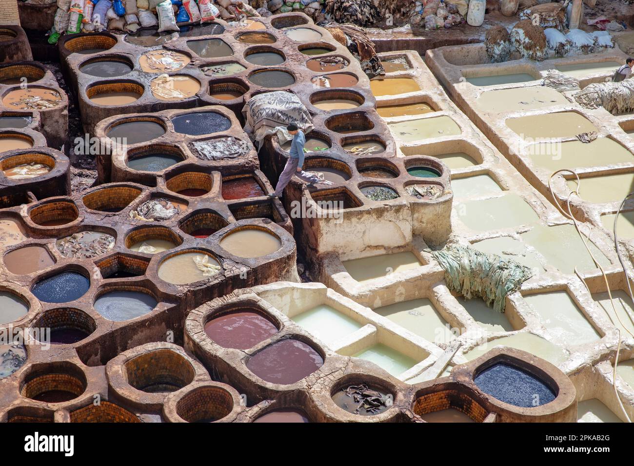Marokko, Fez, Ledergerberei, Farbstofffabriken, Medina, In die Altstadt Stockfoto
