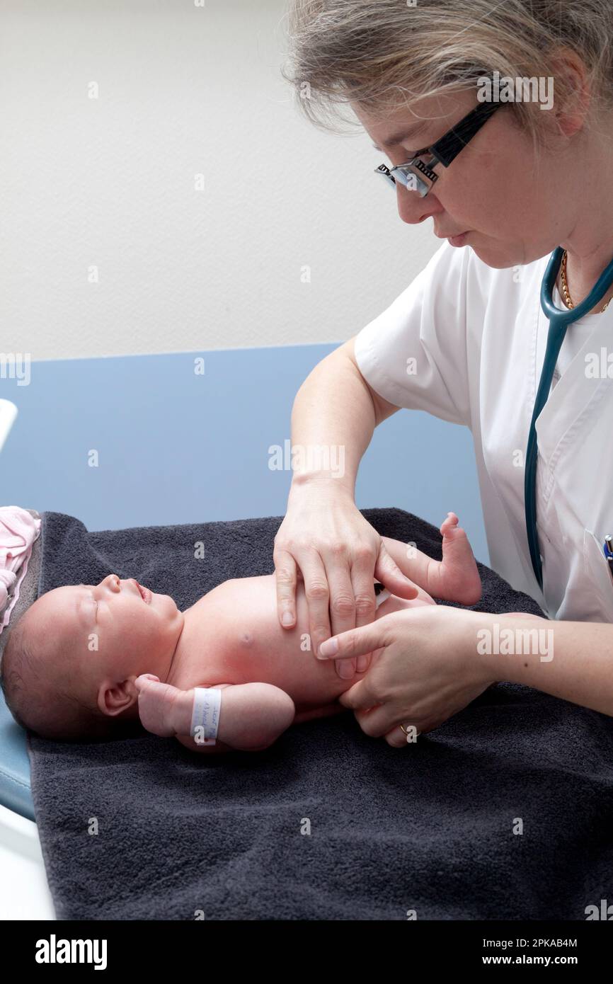 Der Kinderarzt führt eine abdominale und lumbale Palpation durch, um sicherzustellen, dass alle Organe an Ort und Stelle sind. Stockfoto