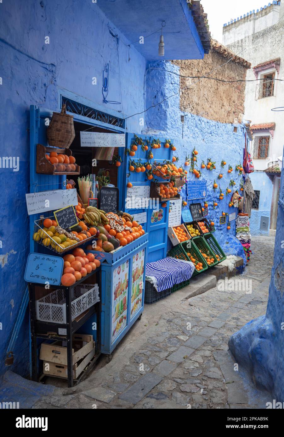 Marokko, Chefchaouen, die Blaue Stadt, Medina, Altstadt, Orangen Stockfoto