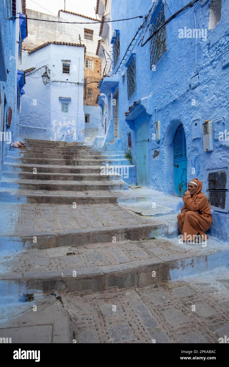 Marokko, Chefchaouen, die Blaue Stadt, Medina, Altstadt, Sitzender Mann Stockfoto
