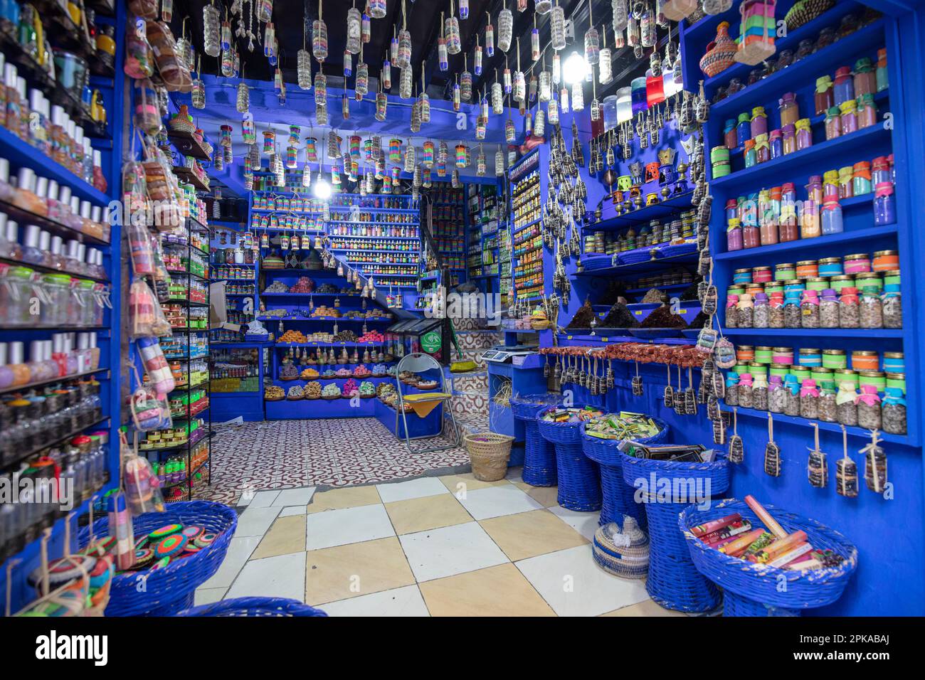 Marokko, Chefchaouen, die Blaue Stadt, Medina, Altstadt, Farbenfroher Laden Stockfoto