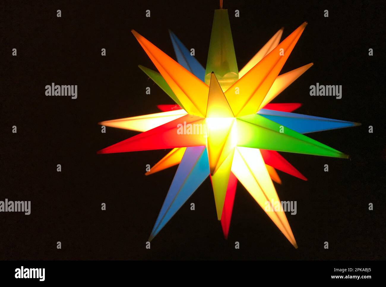 21.12.2022, Deutschland, Berlin - der Herrnhut Star glänzt nachts. 00S221221D857CAROEX.JPG [MODELLVERSION: NICHT zutreffend, EIGENSCHAFTENVERSION: NR. (c) ca Stockfoto