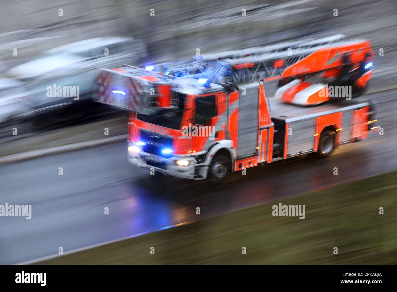 04.01.2023, Deutschland, Berlin - Dynamics: Ein Berliner Feuerwehrleiterwagen auf dem Weg zum Tatort. 00S230104D256CAROEX.JPG [MODELLVERSION: NEIN, PROP Stockfoto