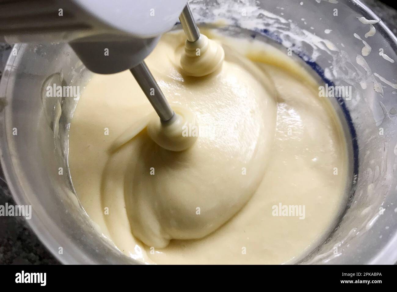 17.01.2023, Deutschland, Berlin - der Kuchenteig wird in einer Schüssel mit einem Handmixer gerührt. 00S230117D496CAROEX.JPG [MODELLVERSION: NEIN, EIGENSCHAFTENVERSION: NEIN ( Stockfoto