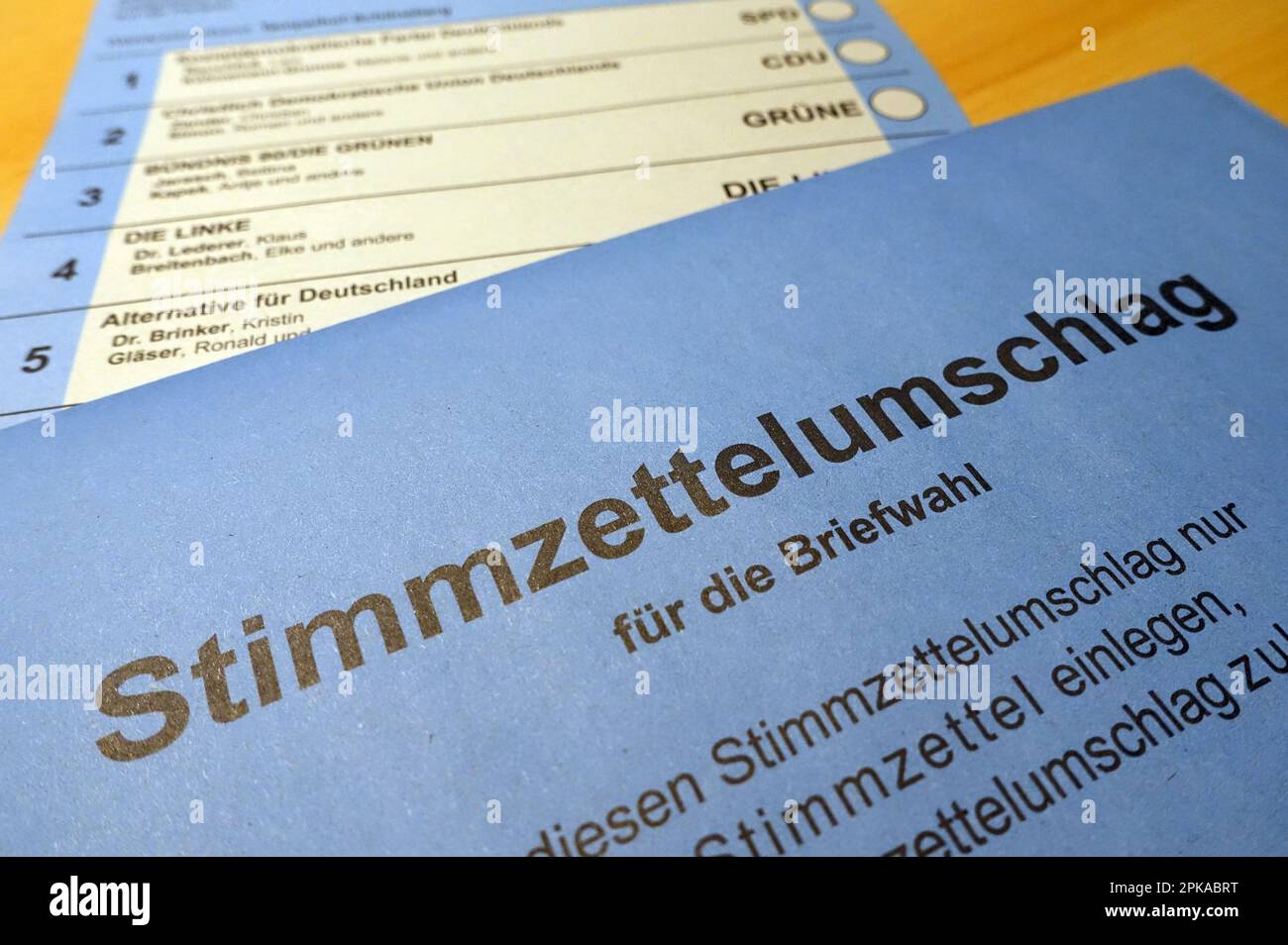 11.01.2023, Deutschland, Berlin - Stimmzettel und Wahlzettel für eine Postabstimmung. 00S230111D872CAROEX.JPG [MODELLVERSION: NICHT ZUTREFFEND, EIGENSCHAFT R Stockfoto